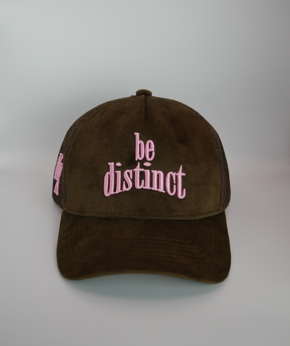 KELIX Velours Cap in Braun mit pinkem 'be distinct' Stick