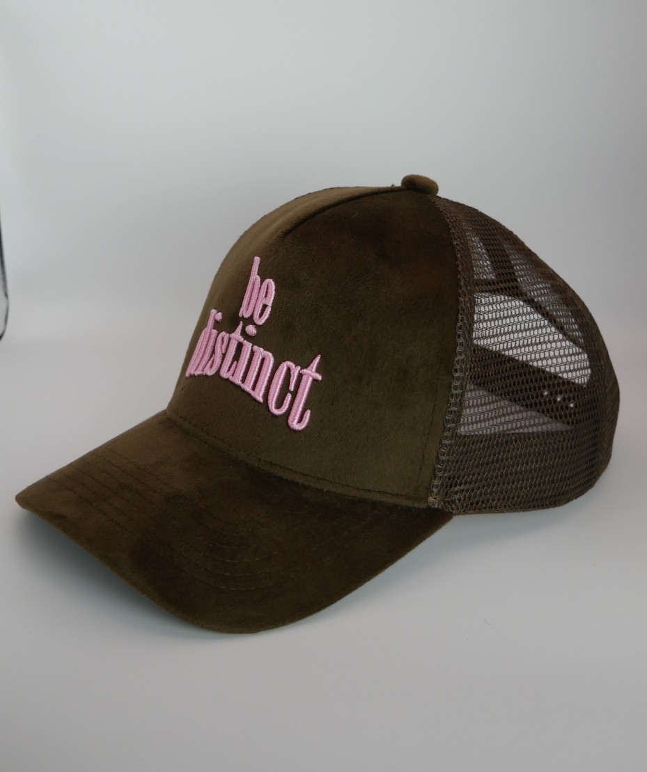 KELIX Velours Cap in Braun mit pinkem 'be distinct' Stick