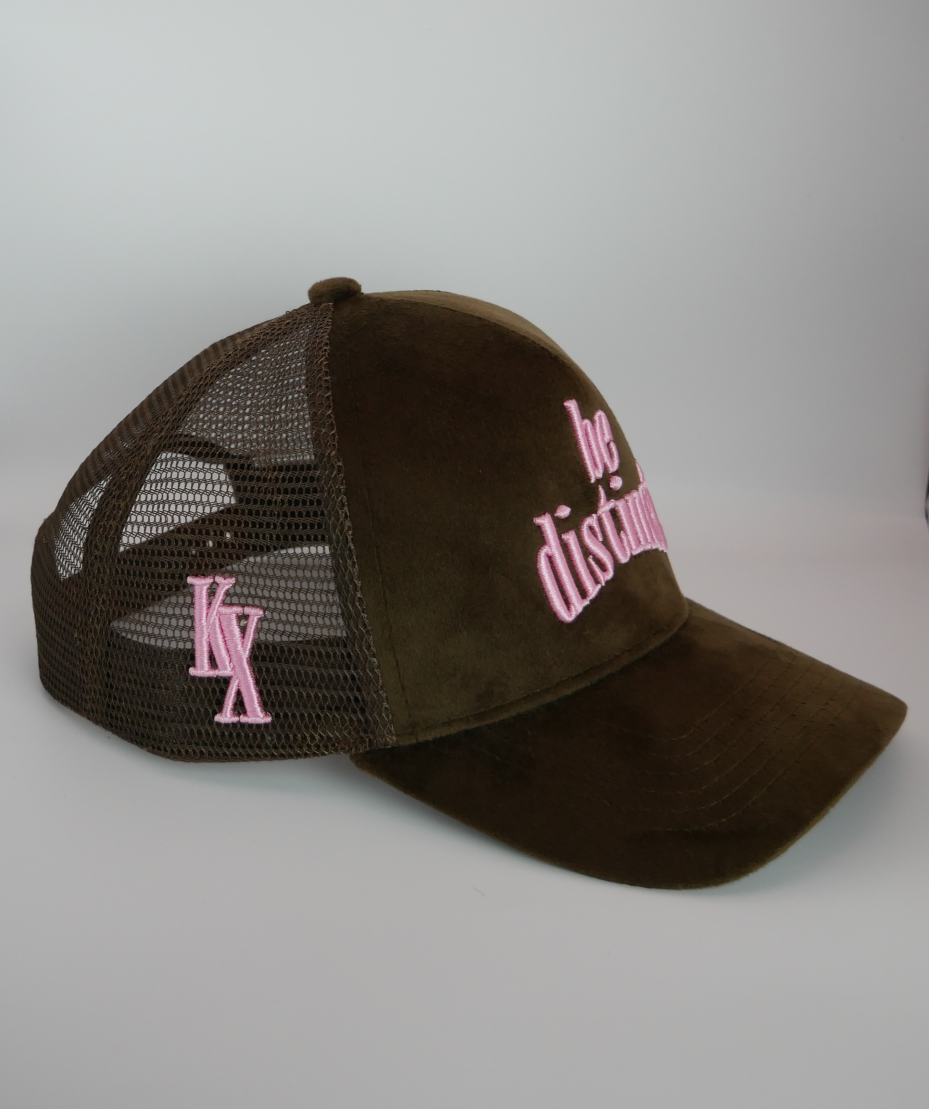 KELIX Velours Cap in Braun mit pinkem 'be distinct' Stick