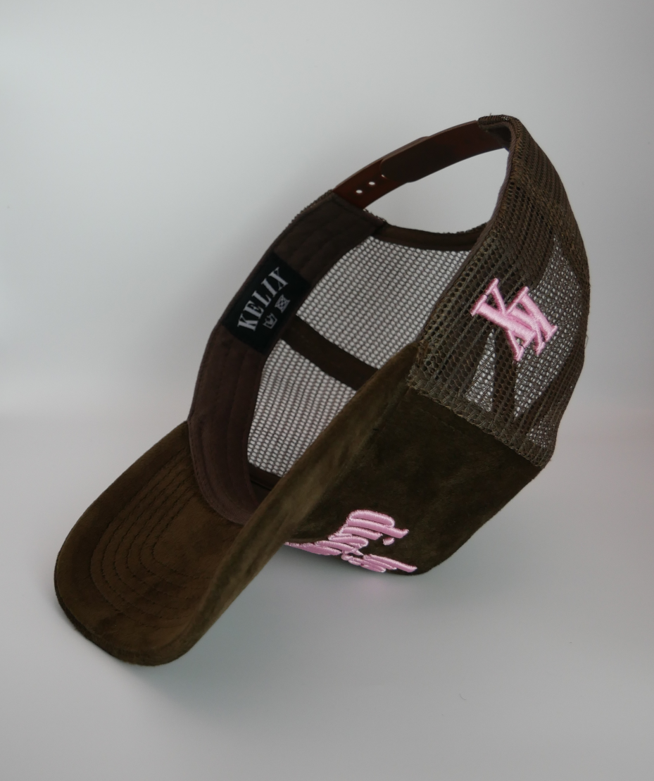 KELIX Velours Cap in Braun mit pinkem 'be distinct' Stick