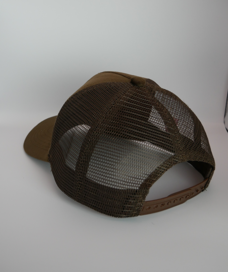 KELIX Velours Cap in Braun mit pinkem 'be distinct' Stick