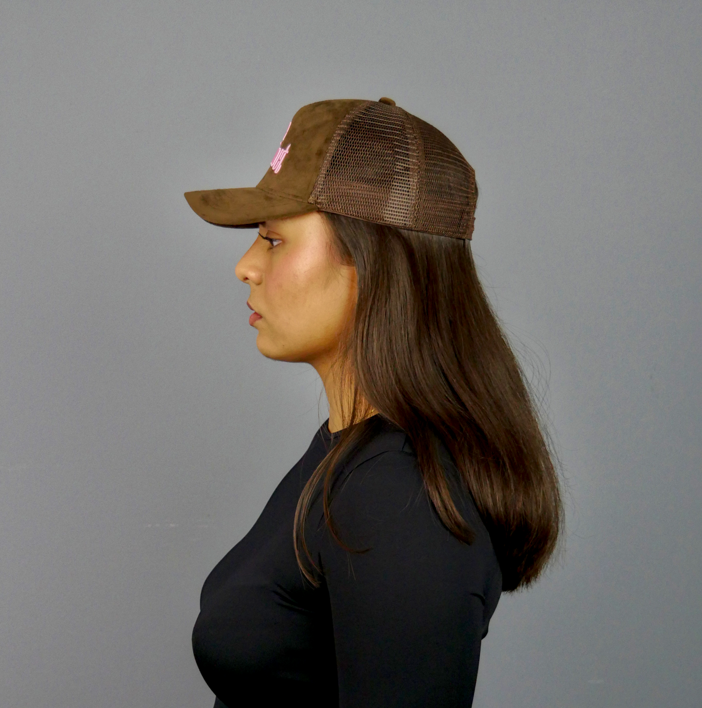 KELIX Velours Cap in Braun mit pinkem 'be distinct' Stick โ Seitenansicht und Frontansicht einer Person, die die Kappe trรคgt.