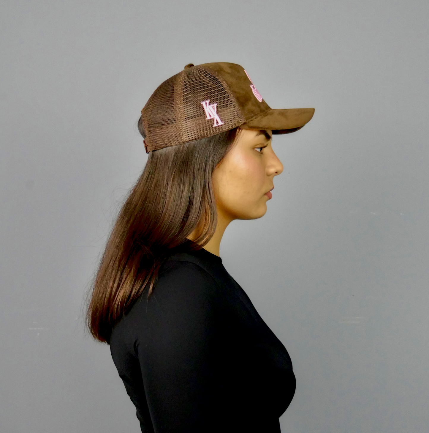 KELIX Velours Cap in Braun mit pinkem 'be distinct' Stick โ Seitenansicht und Frontansicht einer Person, die die Kappe trรคgt.