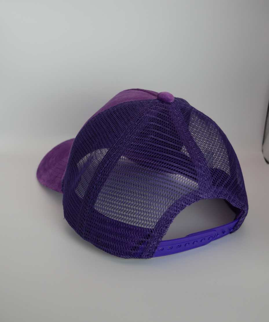 KELIX Velours Cap in Lila mit weiรem 'be distinct' Stick