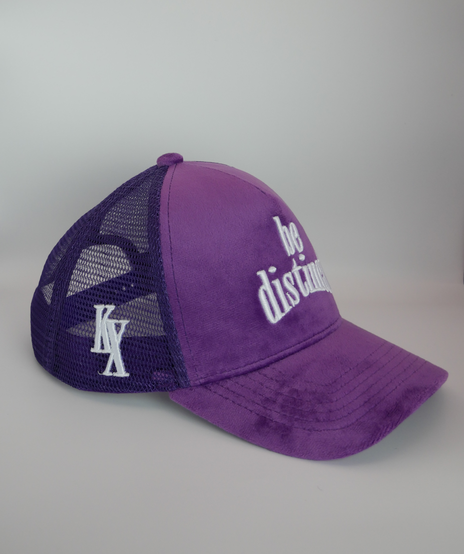 KELIX Velours Cap in Lila mit weiรem 'be distinct' Stick