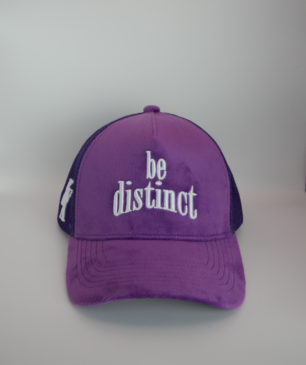 KELIX Velours Cap in Lila mit weiรem 'be distinct' Stick