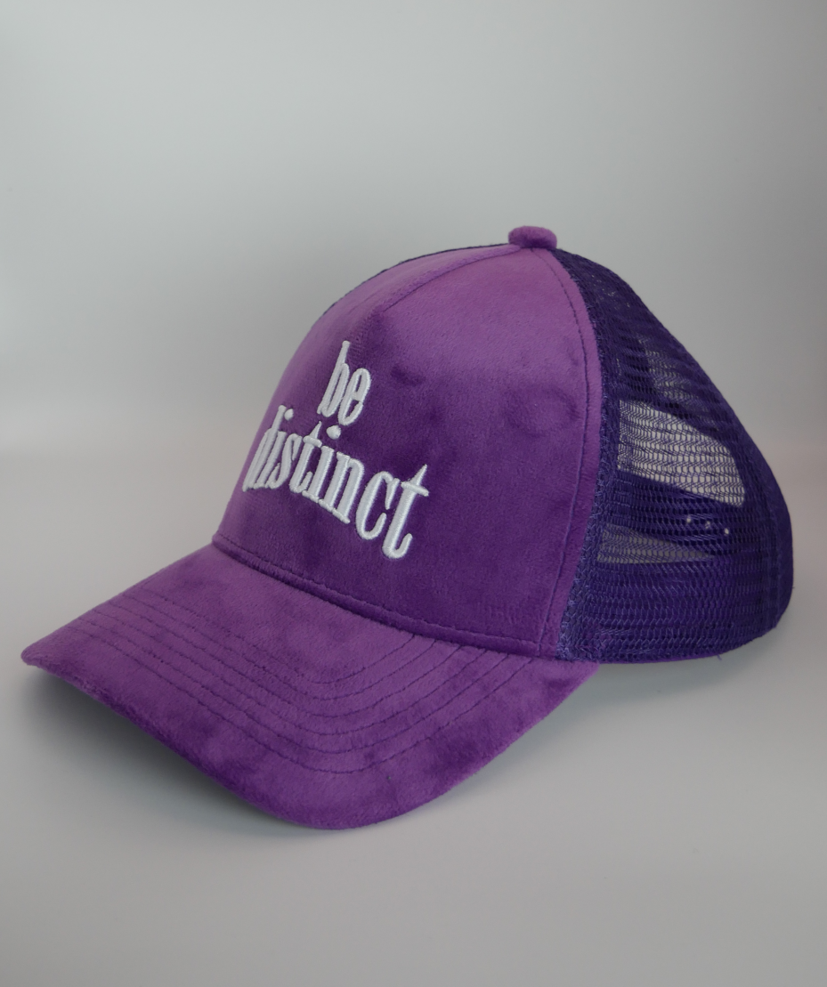 KELIX Velours Cap in Lila mit weiรem 'be distinct' Stick