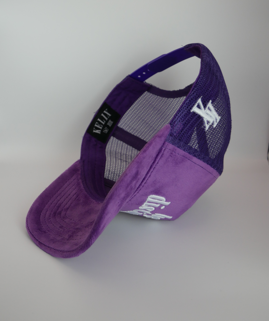 KELIX Velours Cap in Lila mit weiรem 'be distinct' Stick