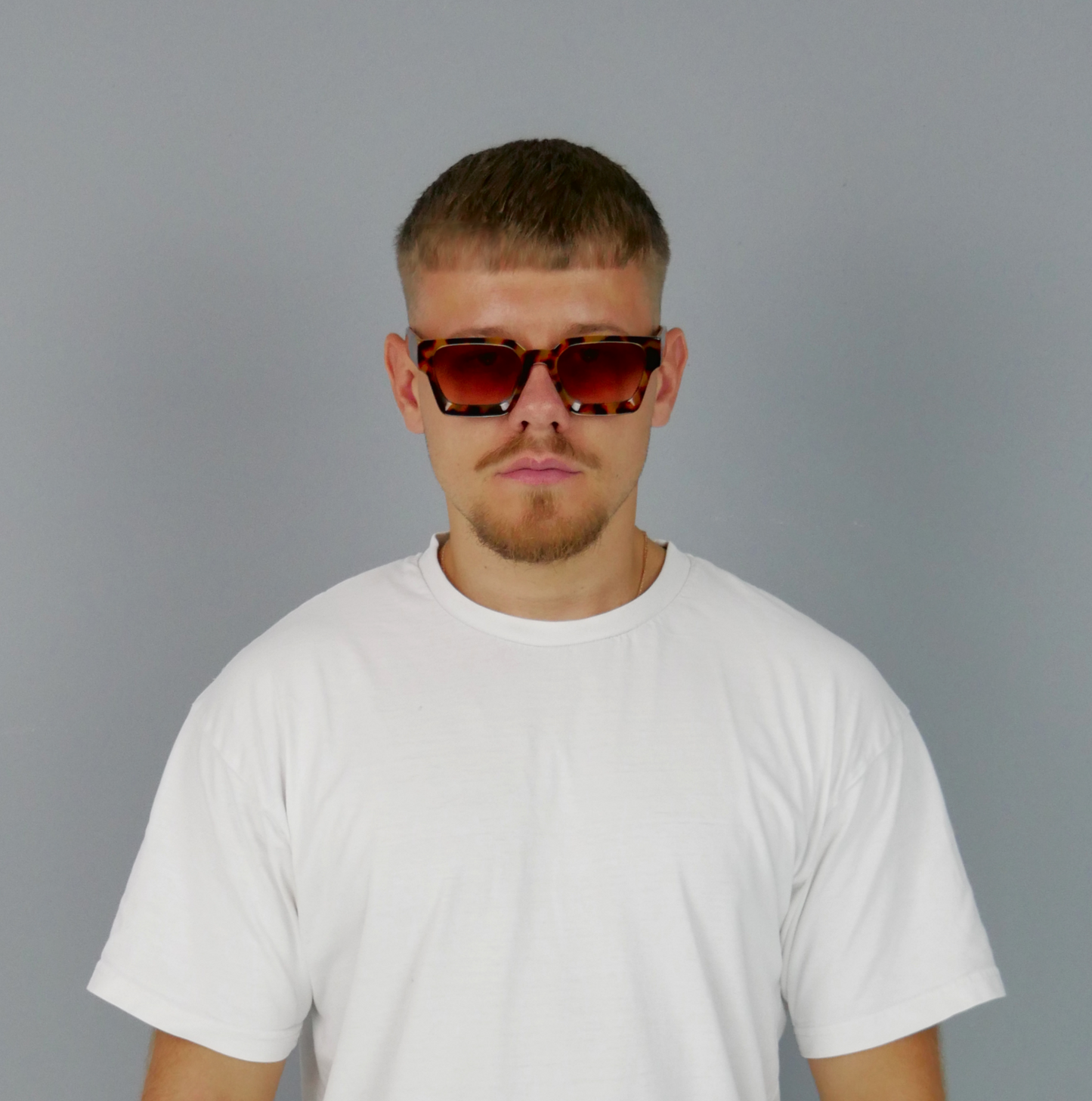 KELIX Krista Leo Sonnenbrille – Frontansicht einer Person mit Brille