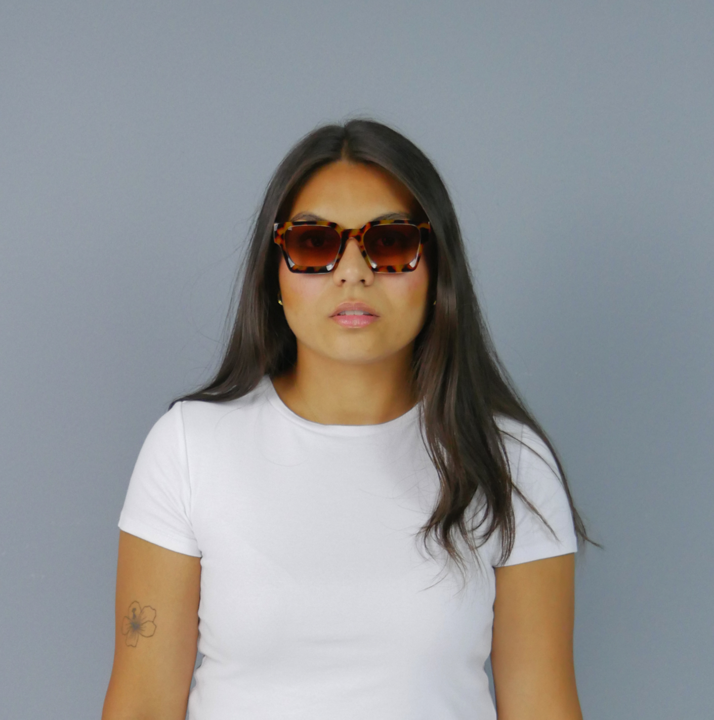 KELIX Krista Leo Sonnenbrille – Frontansicht einer Person mit Brille