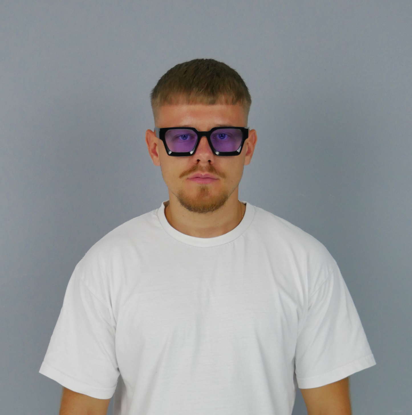 KELIX Krista Violet Sonnenbrille – Frontansicht einer Person mit Brille
