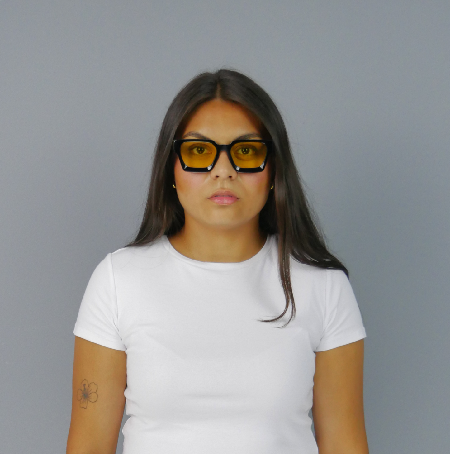 KELIX Krista Yellow Sonnenbrille – Frontansicht einer Person mit Brille