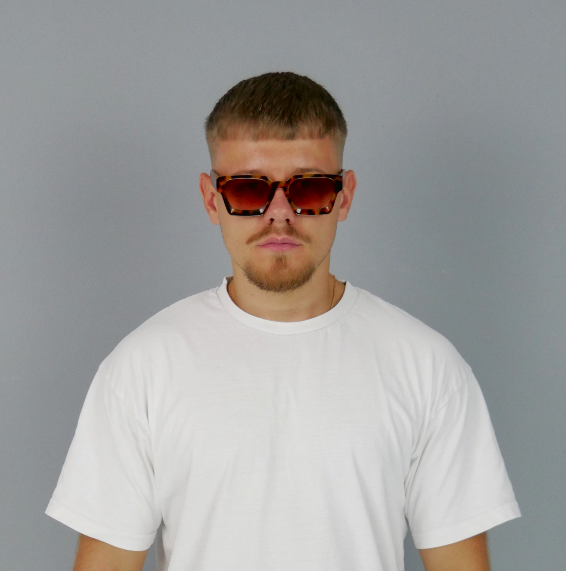 KELIX Krista Leo Sonnenbrille – Frontansicht einer Person mit Brille