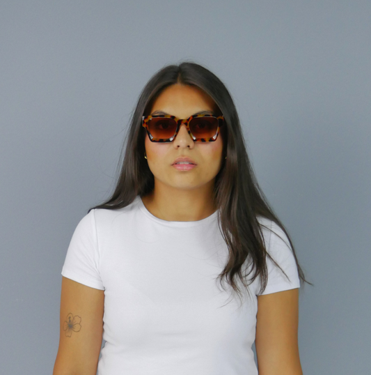 KELIX Krista Leo Sonnenbrille – Frontansicht einer Person mit Brille
