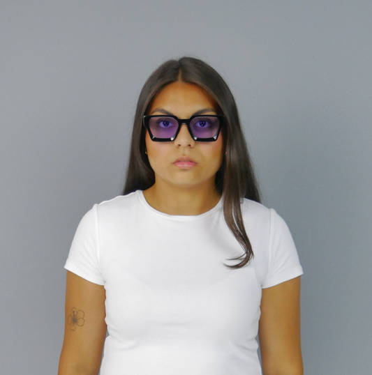 KELIX Krista Leo Sonnenbrille – Frontansicht einer Person mit Brille