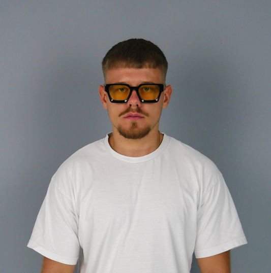 KELIX Krista Yellow Sonnenbrille – Frontansicht einer Person mit Brille